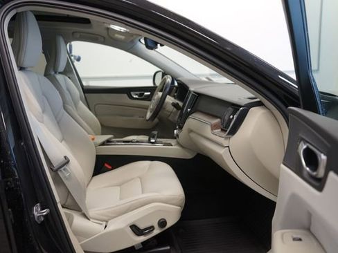 Used 2022 Volvo XC60 B5 Momentum w/ Climate Package image 31