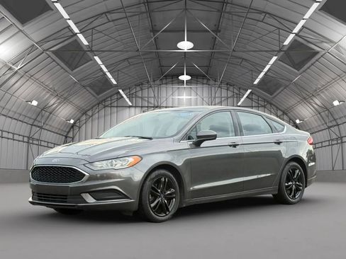 Used 2018 Ford Fusion SE w/ Fusion SE Technology Package FWD image 3