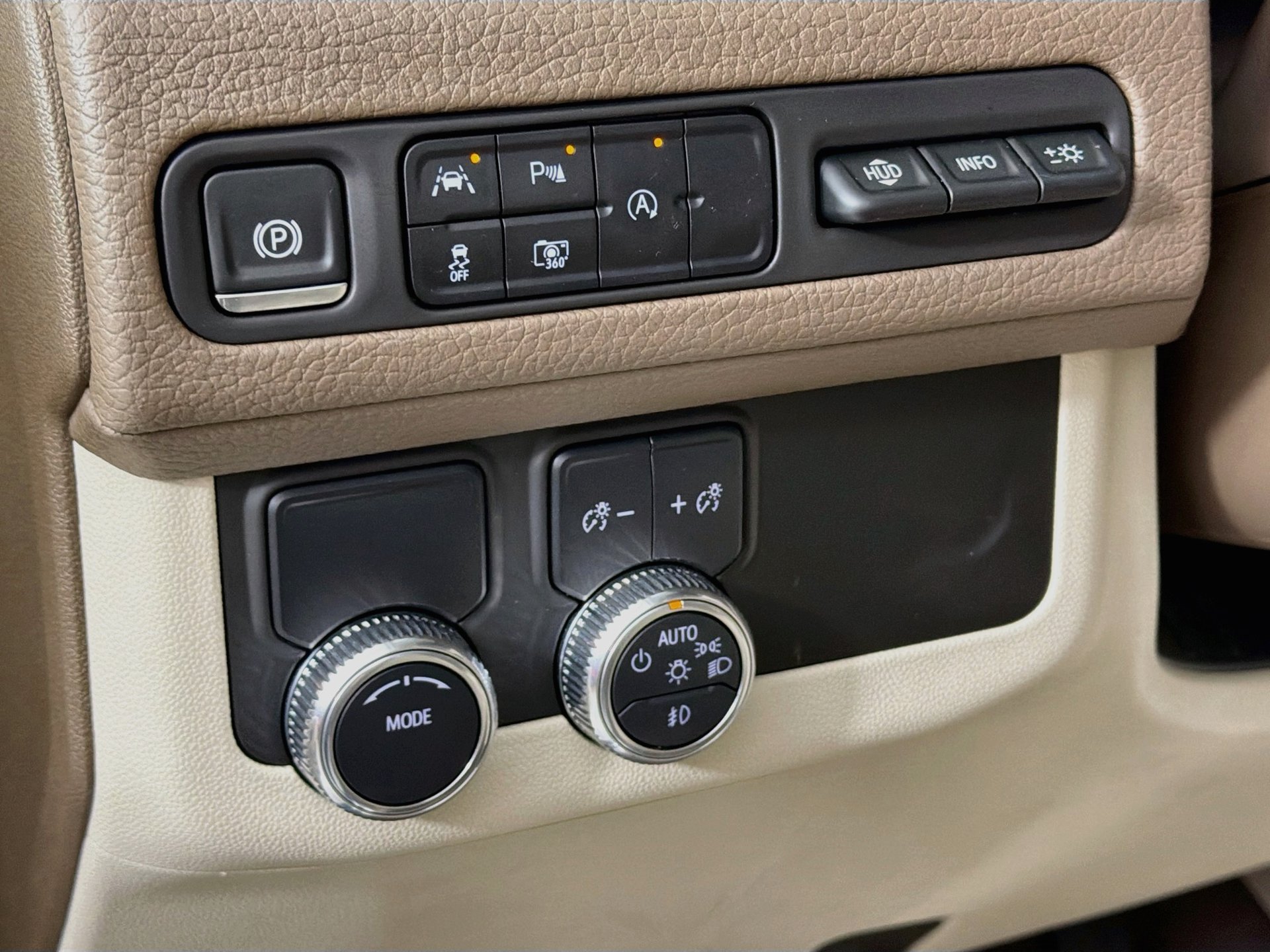Used 2024 GMC Yukon Denali RWD image 11