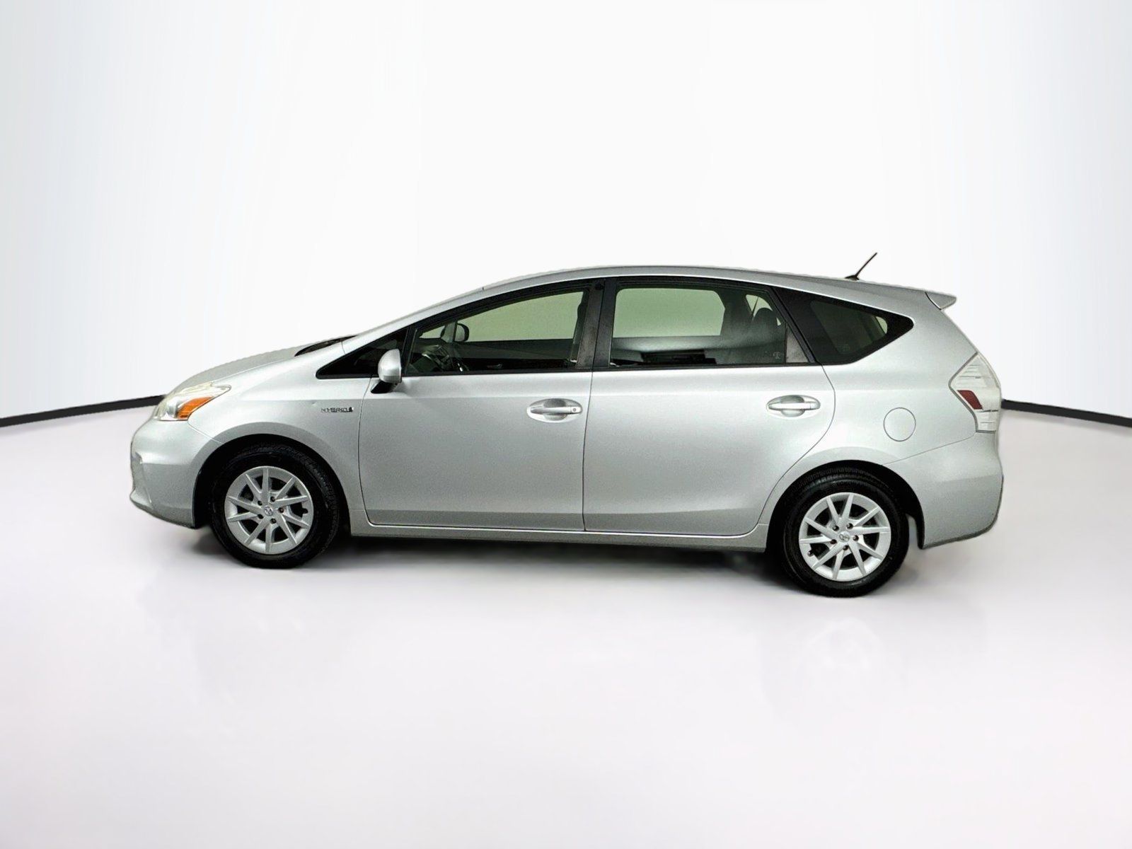 Used 2014 Toyota Prius V Two FWD image 4