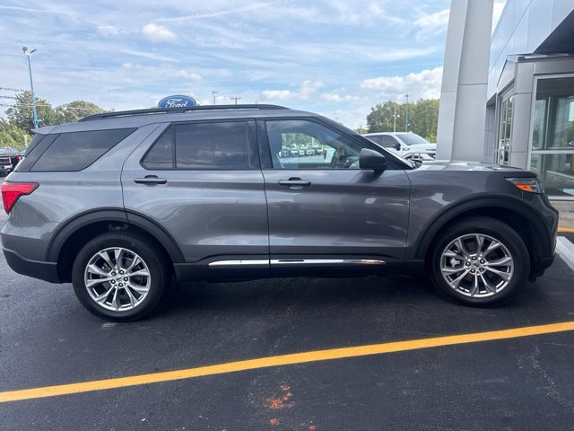 Used 2022 Ford Explorer XLT w/ Equipment Group 202A AWD/4WD image 2