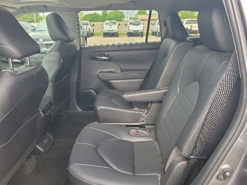 Used 2023 Toyota Highlander XLE FWD image 17