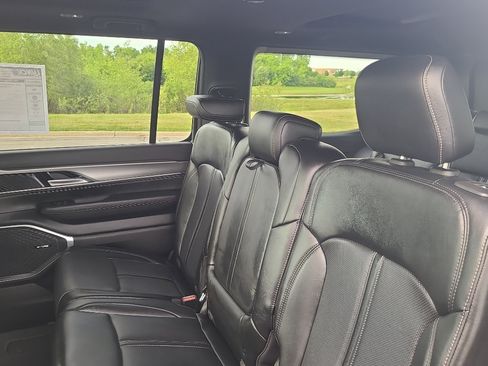 Used 2024 Jeep Wagoneer Series II AWD/4WD image 39