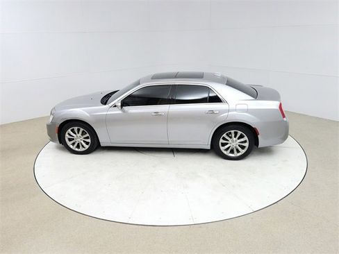 Used 2018 Chrysler 300 Limited image 16
