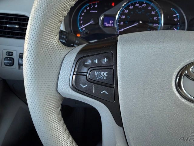 Used 2014 Toyota Sienna XLE FWD image 19