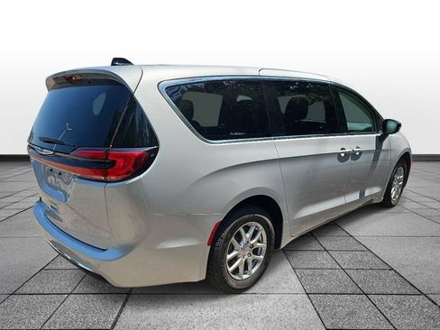 Used 2024 Chrysler Pacifica Touring-L FWD image 5