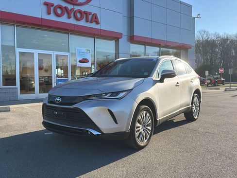 Used 2023 Toyota Venza XLE image 1