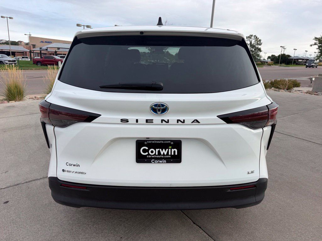 Used 2025 Toyota Sienna LE AWD/4WD image 7