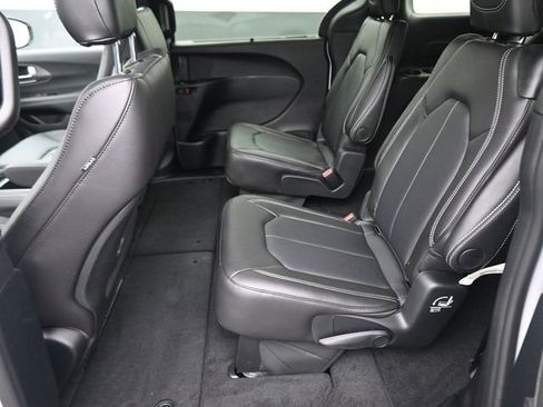 New 2026 Chrysler Pacifica Select image 38