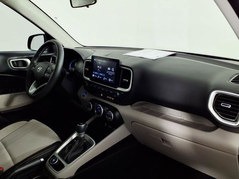 Certified 2025 Hyundai Venue SEL FWD image 9