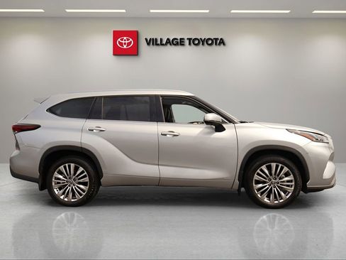 Certified 2024 Toyota Highlander Platinum AWD/4WD image 6