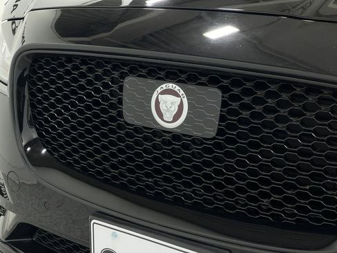 Used 2019 Jaguar F-PACE Prestige image 36