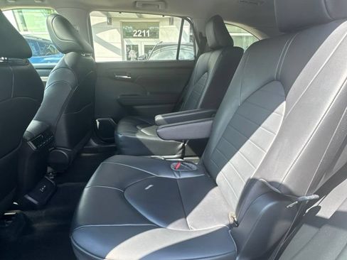 Used 2023 Toyota Highlander XLE AWD/4WD image 15
