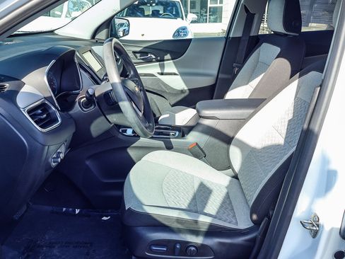 Used 2022 Chevrolet Equinox LS w/ LS Convenience Package image 2