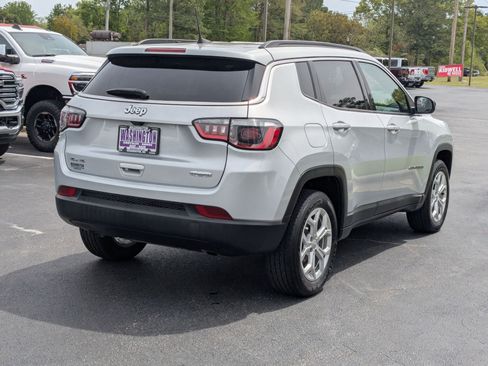 Used 2024 Jeep Compass Latitude AWD/4WD image 5