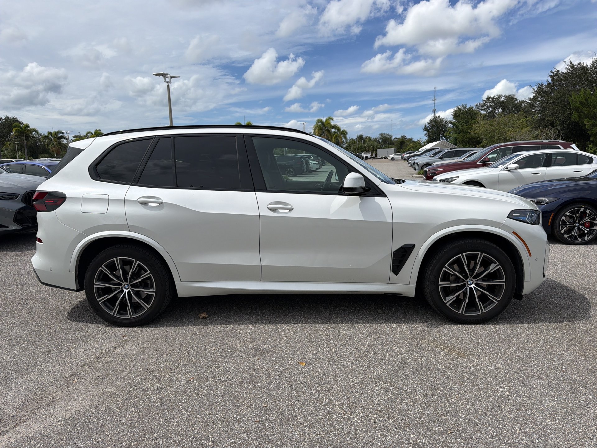 Used 2025 BMW X5 xDrive40i AWD/4WD image 3
