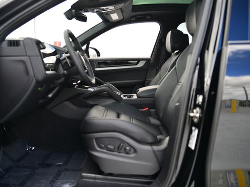 Certified 2026 Porsche Cayenne E-Hybrid image 5