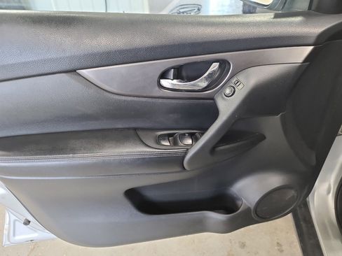 Used 2016 Nissan Rogue SV image 8