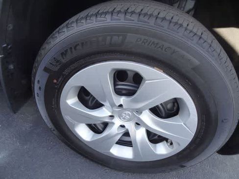 Used 2022 Toyota RAV4 LE AWD/4WD image 14