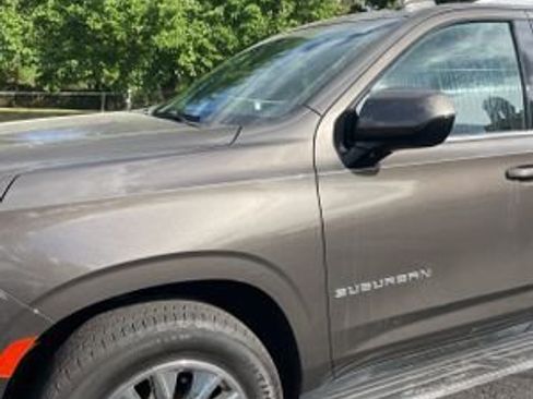 Used 2021 Chevrolet Suburban LT image 3