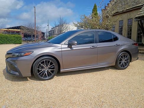 Used 2022 Toyota Camry SE image 6