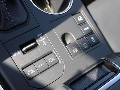 Used 2023 Toyota Highlander XLE AWD/4WD image 18