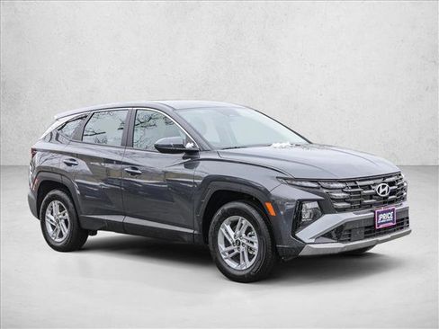 Certified 2025 Hyundai Tucson SE image 3