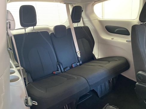 Used 2022 Chrysler Voyager LX image 12