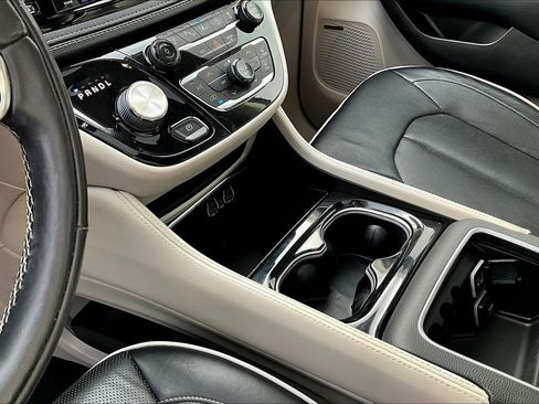 Used 2022 Chrysler Pacifica Limited image 18