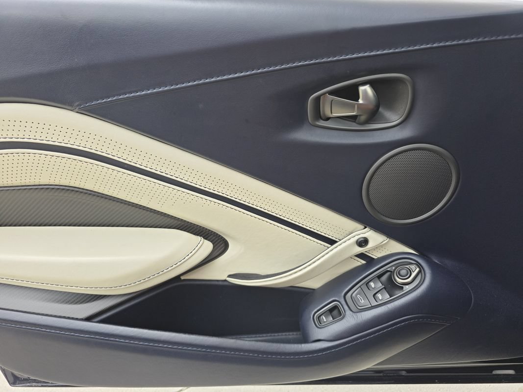 Used 2021 Aston Martin V8 Vantage Roadster RWD image 18