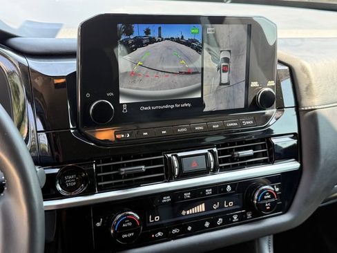 Used 2025 Nissan Pathfinder SL FWD image 21