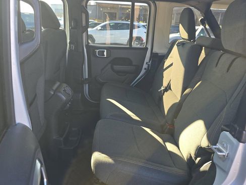 Used 2024 Jeep Wrangler Unlimited image 10