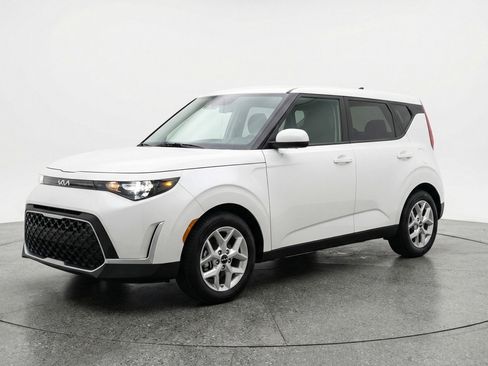 Used 2025 Kia Soul LX w/ LX Technology Package image 3