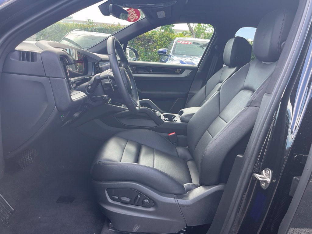 Used 2025 Porsche Cayenne w/ Premium Package Plus AWD/4WD image 5