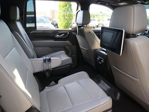 Used 2022 GMC Yukon XL SLT w/ SLT Luxury Package RWD image 36