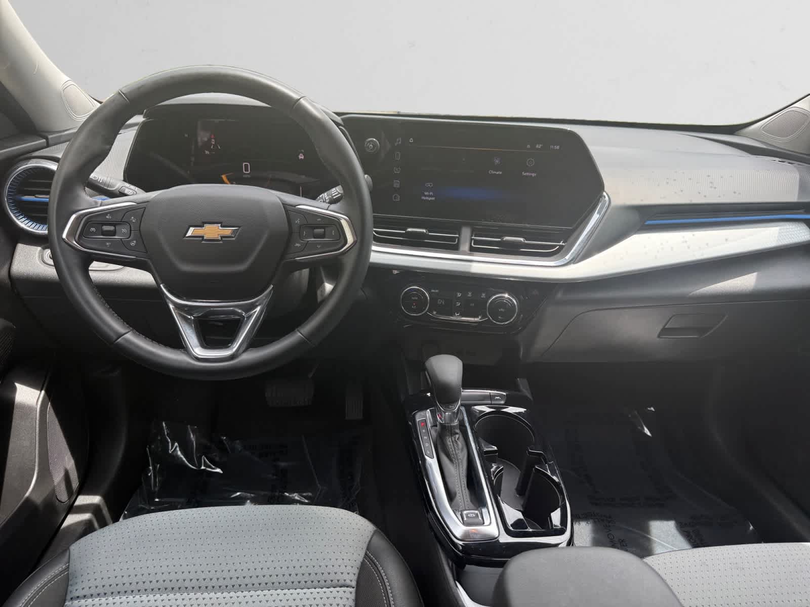 Used 2025 Chevrolet Trax LT w/ LT Convenience Package FWD image 9