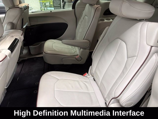 Used 2020 Chrysler Pacifica Limited w/ Tire & Wheel Group FWD image 18