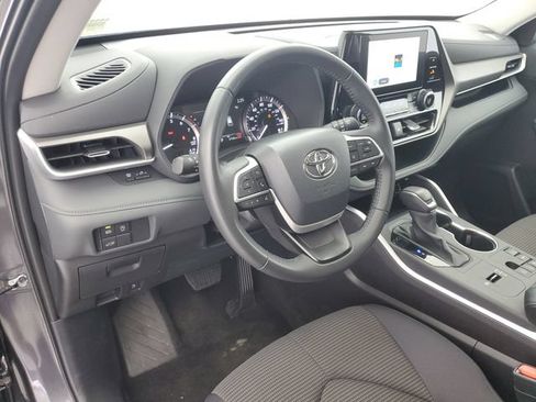 Used 2025 Toyota Highlander LE FWD image 21