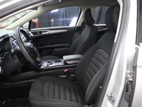 Used 2018 Ford Fusion SE FWD image 12