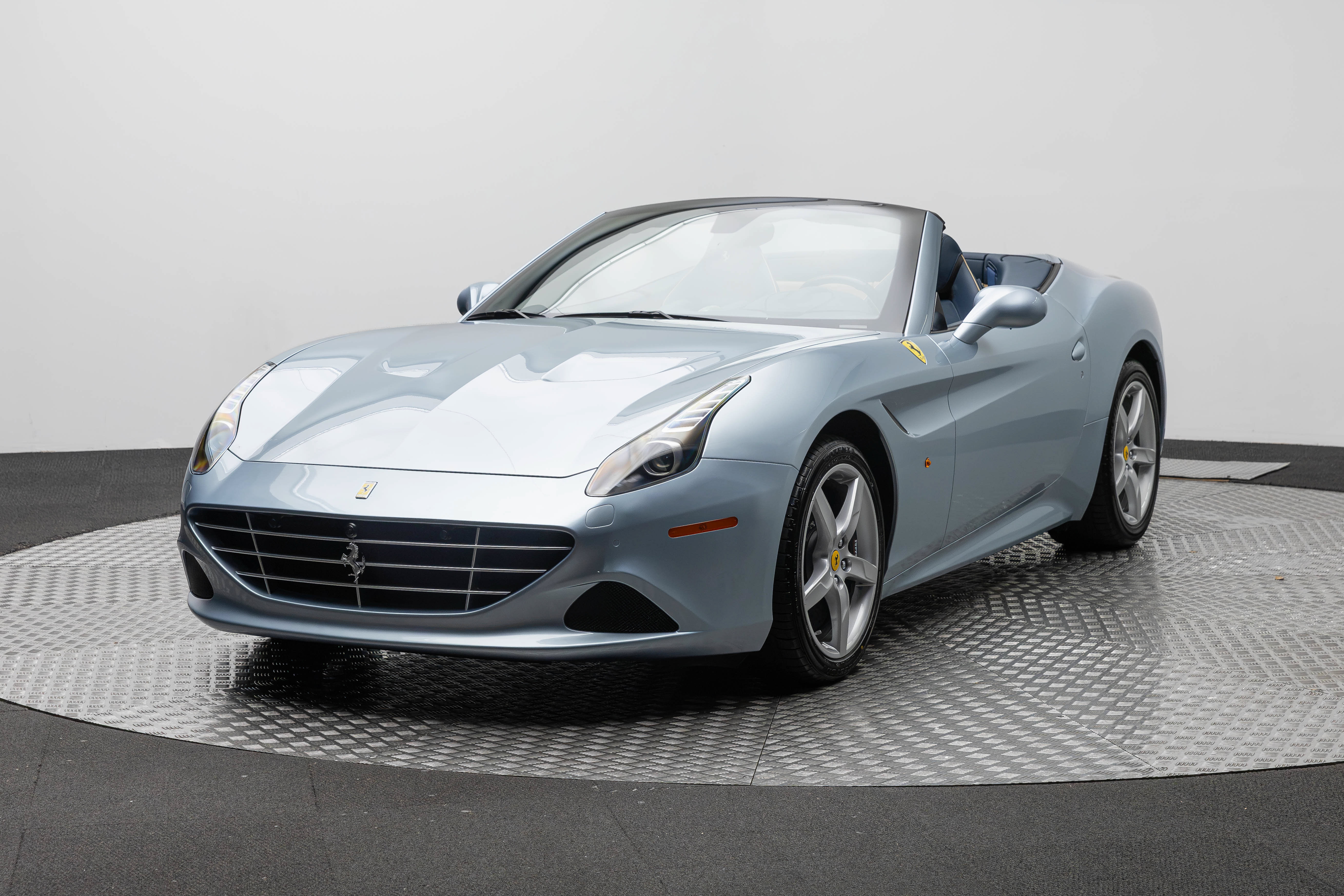 Certified 2015 Ferrari California T RWD image 1