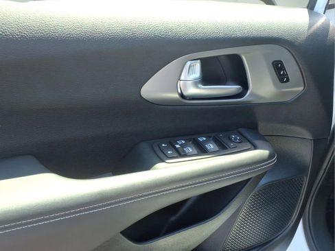 Used 2025 Chrysler Pacifica Select FWD image 9