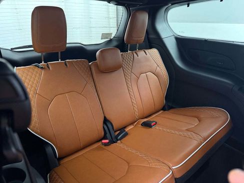 New 2026 Chrysler Pacifica Pinnacle image 18