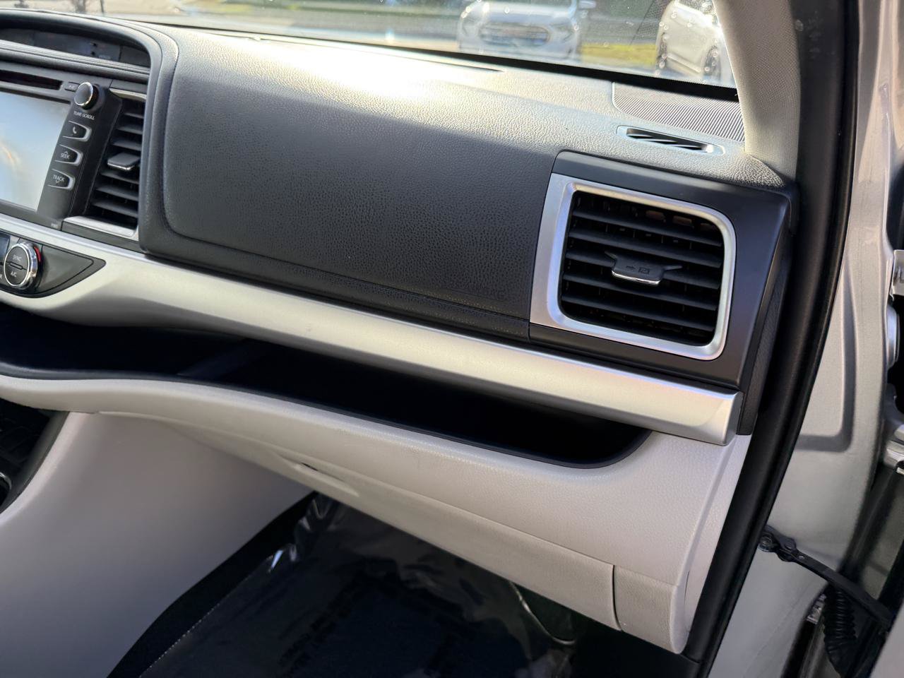 Used 2019 Toyota Highlander Plus FWD image 32