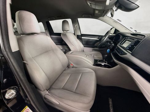 Used 2018 Toyota Highlander LE FWD image 35