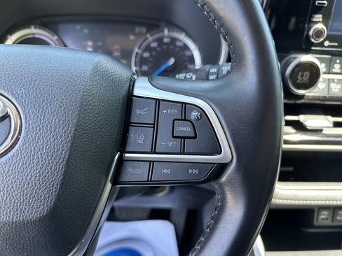 Used 2022 Toyota Highlander XLE FWD image 20