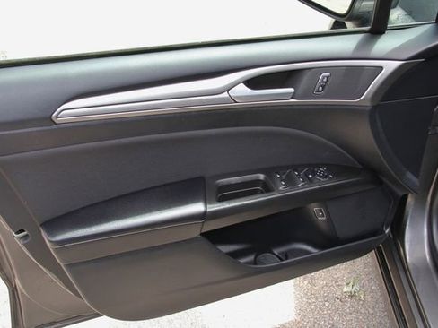 Used 2020 Ford Fusion SE FWD image 16