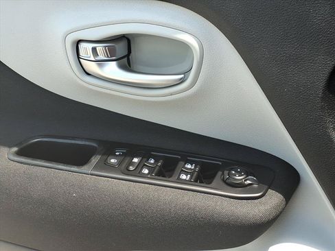 Used 2021 Jeep Renegade Latitude FWD image 17
