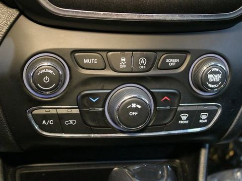 Used 2019 Jeep Cherokee Trailhawk AWD/4WD image 25