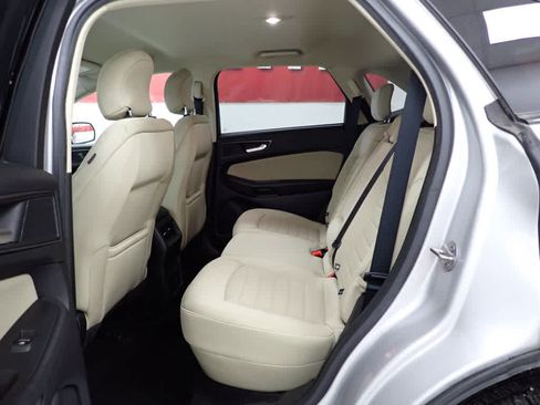 Used 2019 Ford Edge SE image 10