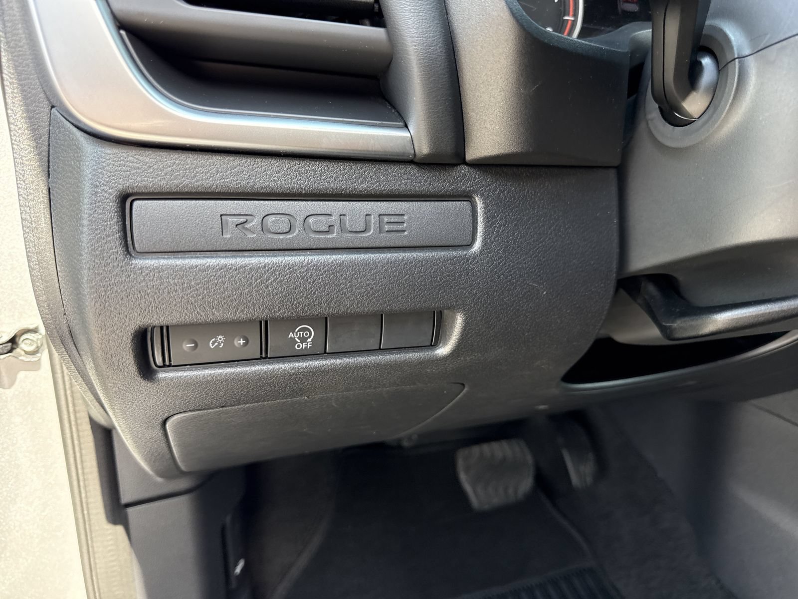 Used 2025 Nissan Rogue S FWD image 16